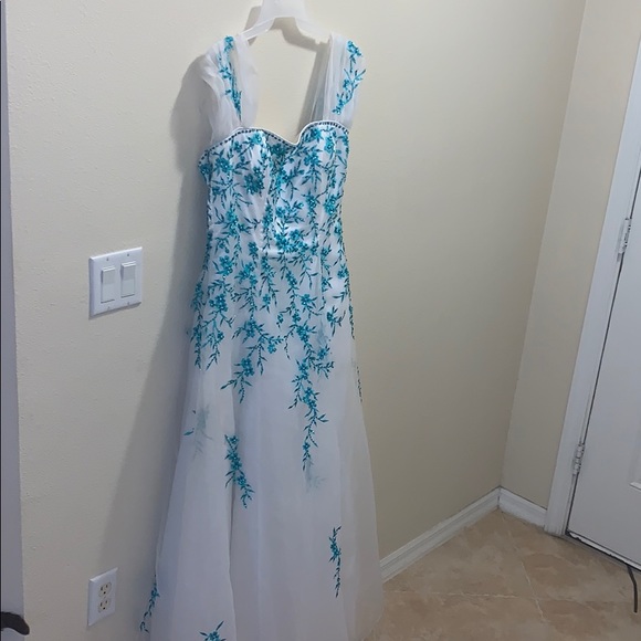 Bridal Dress - Picture 1 of 3